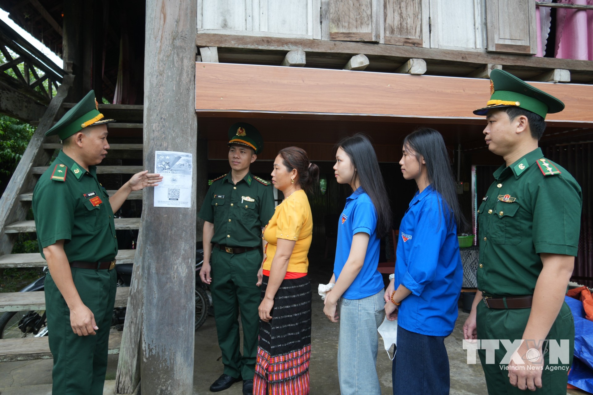 Mã QR được dán tại nhà văn hóa, điểm sinh hoạt cộng đồng, Bộ đội Biên phòng Nghệ An đang mở thêm một kênh tiếp nhận thông tin nhanh chóng, thuận tiện và bảo mật cho người dân vùng biên. (Ảnh: Bích Huệ/TTXVN)